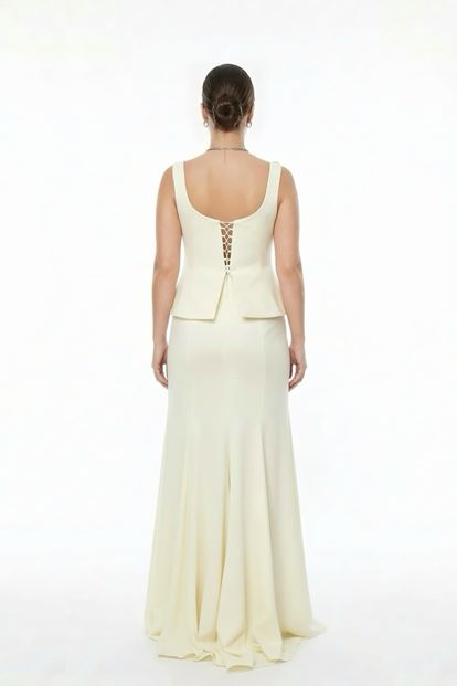 فستان سهرة بمقاسات كبيرة مع حمالات عظمية وقصة بيبلوم